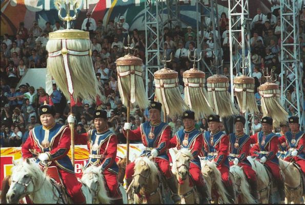 成吉思汗的九尊白色“苏力鼎”入那达慕开幕现场